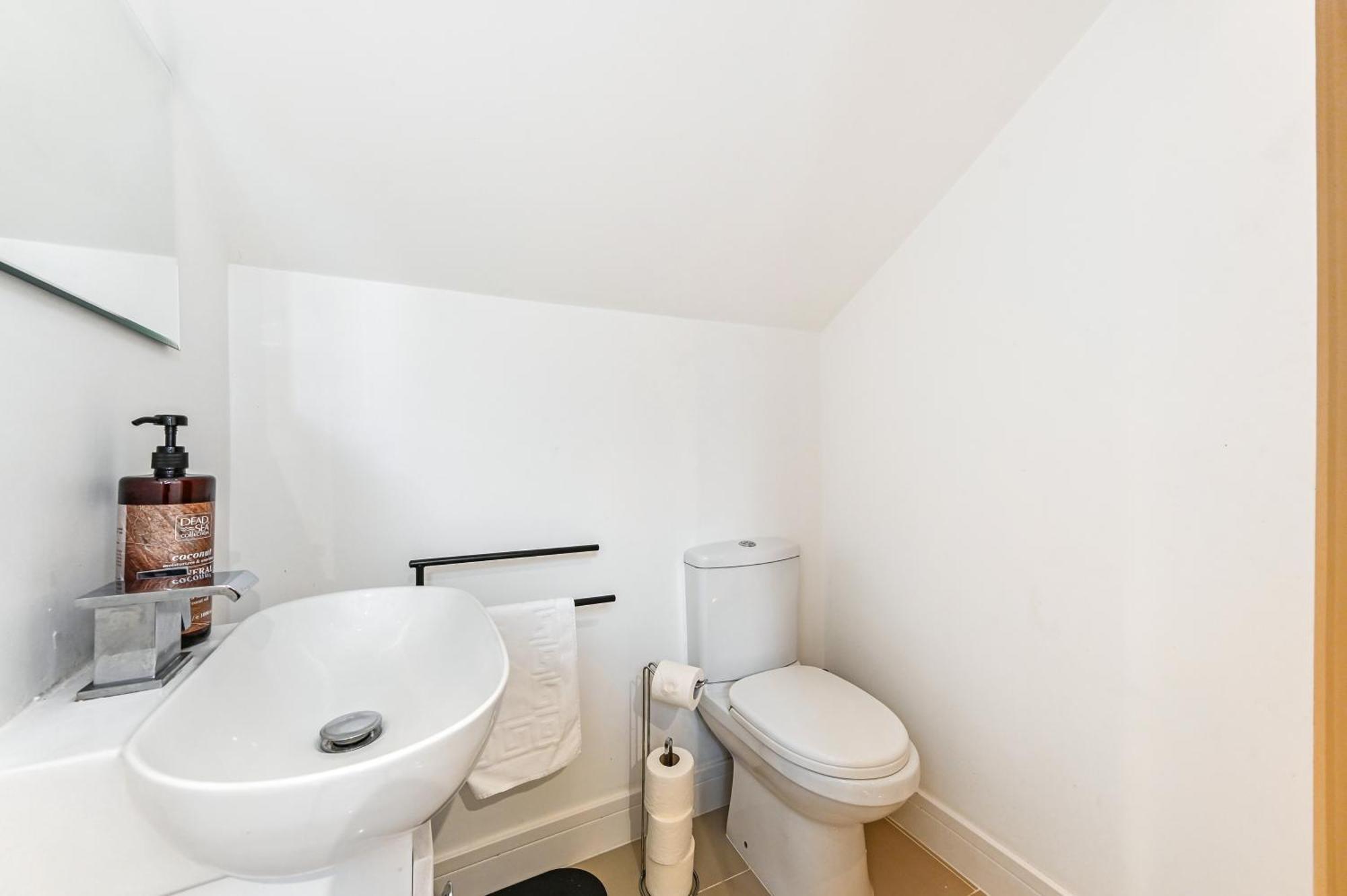 Family 1 Bed Apt Near Cardiff City Centre, Free Parking, Quiet, Secure Neighbourhood Ngoại thất bức ảnh